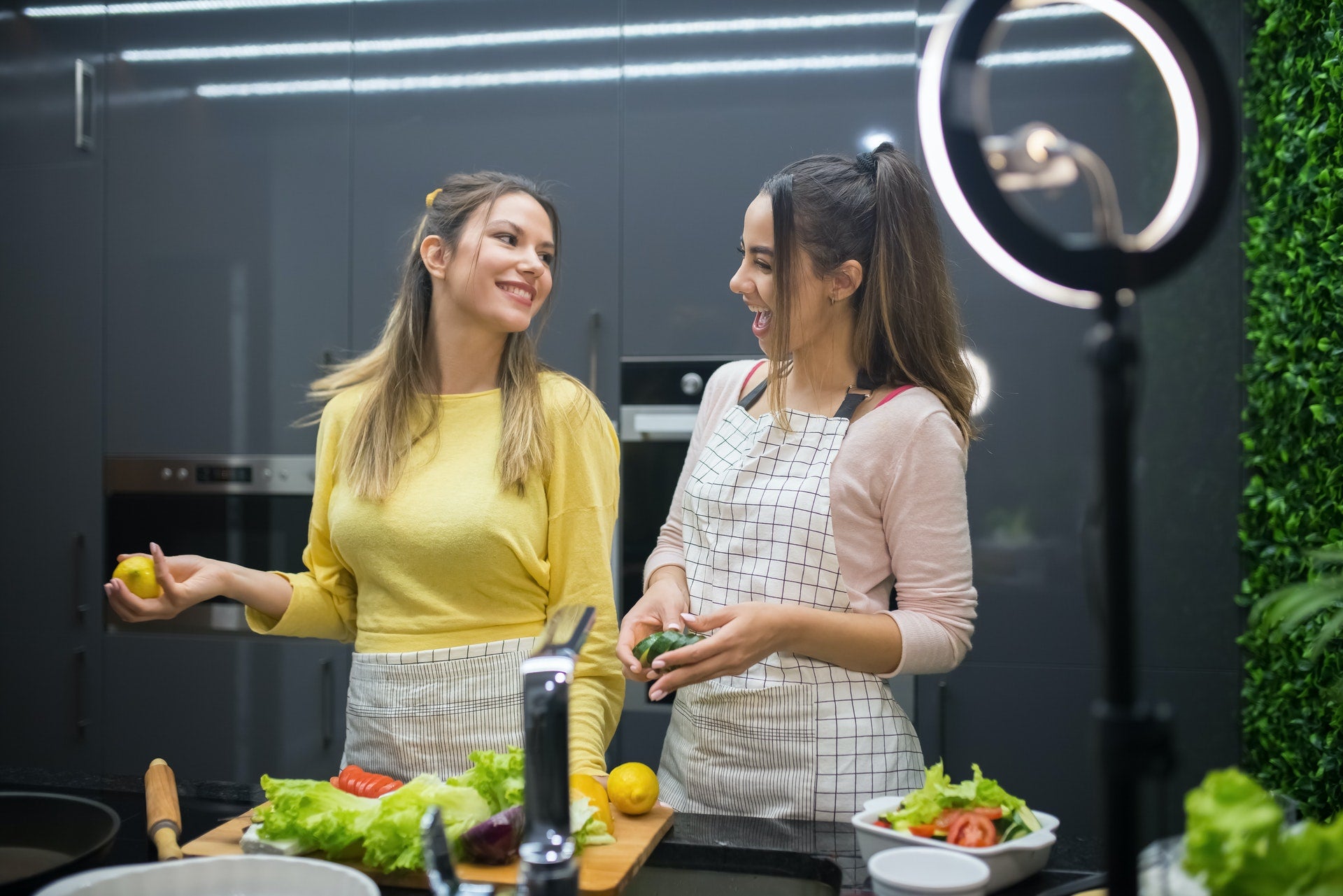 Frauen machen einen gesunden Salat in der Küche