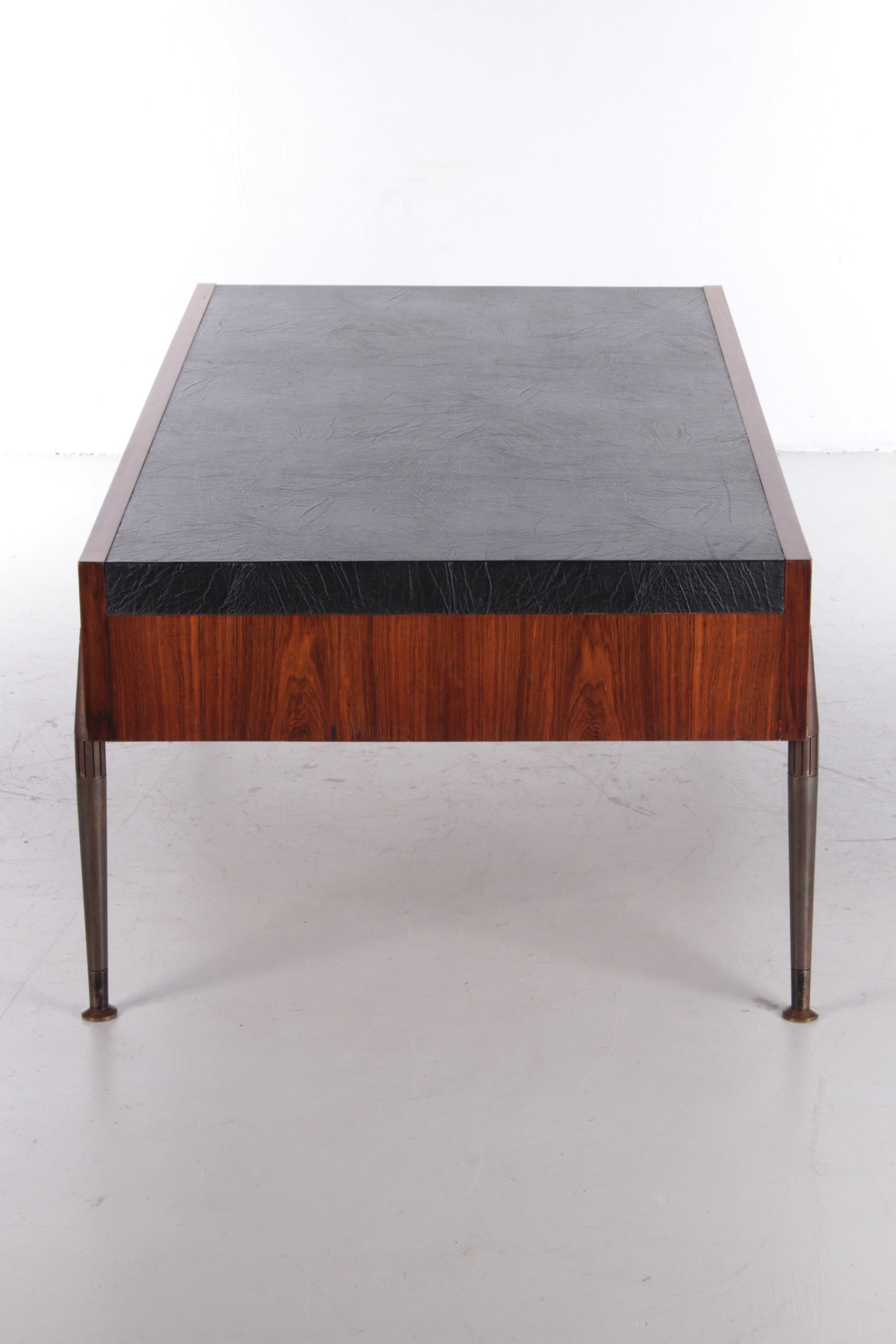 marketing rand Van Mid-century coffee table upholstered in leather and bronze legs,1960s –  Timeless-Art