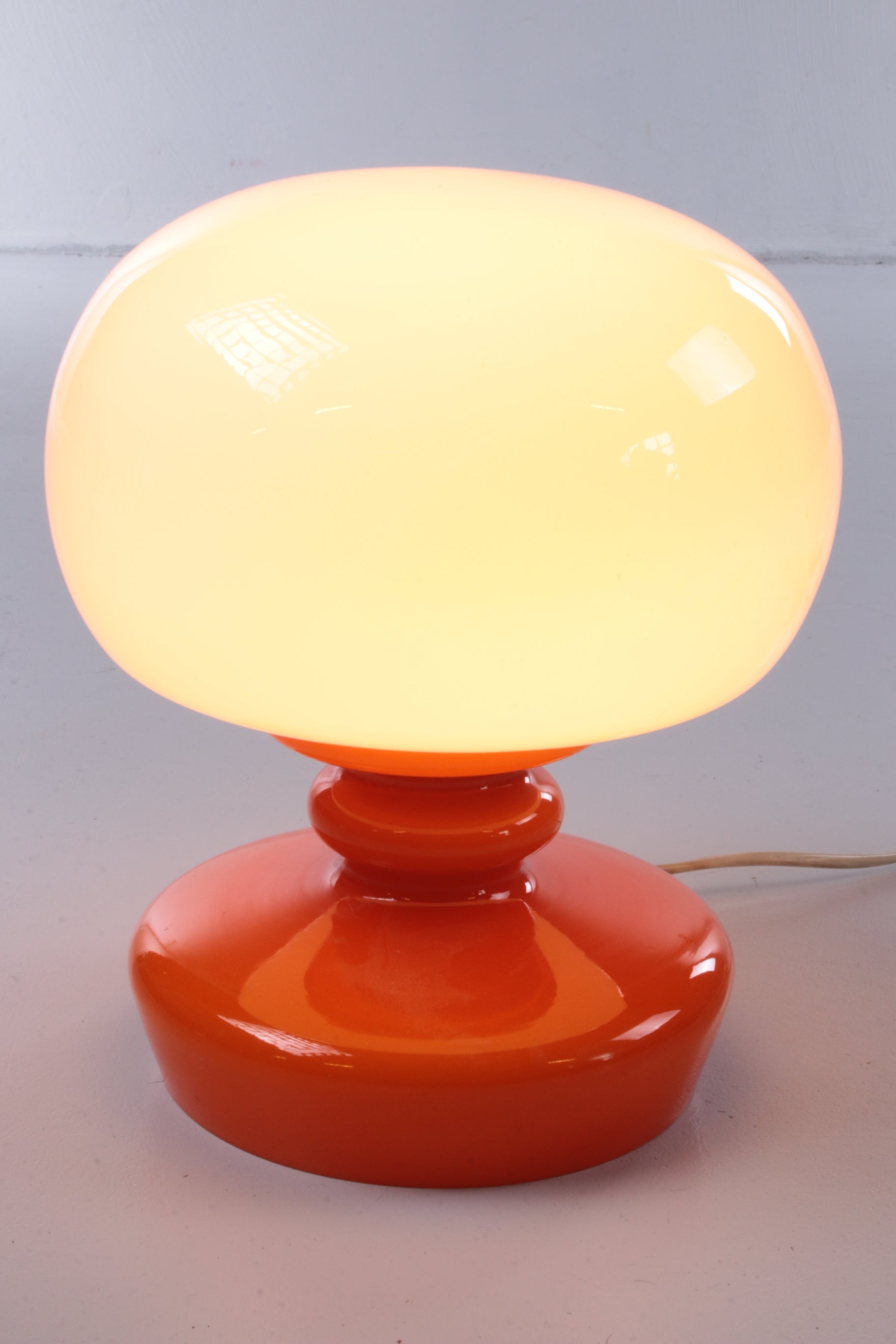 Seizoen Dodelijk consultant Vintage tafellamp gemaakt van wit en oranje glas,1960 – Timeless-Art