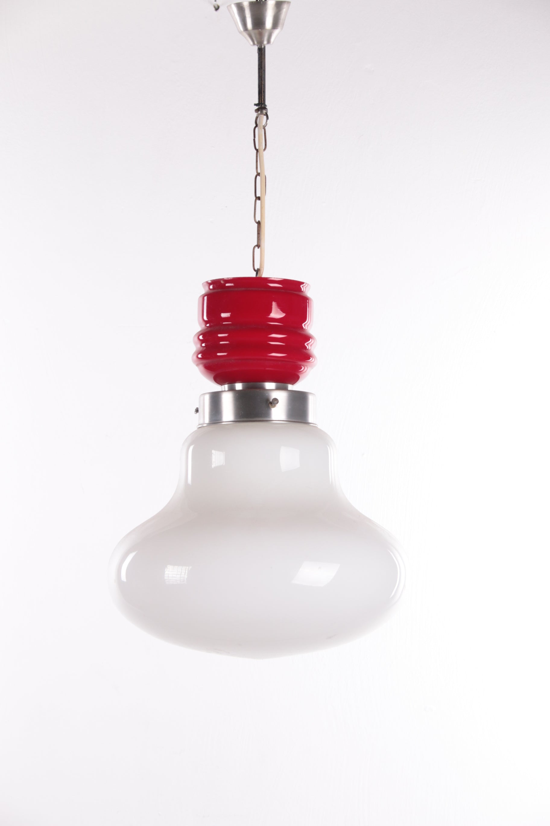 Stimulans Onvervangbaar Huisdieren Vintage Pendant lamp red with white milk glass 1960s – Timeless-Art