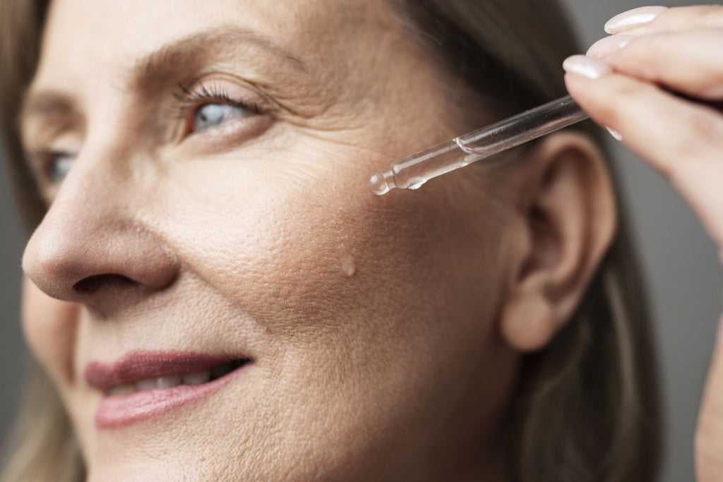 Si el maquillaje obstruye los poros, se interfiere con estos procesos naturales, potencialmente acelerando la aparición de líneas finas, arrugas y otros signos de envejecimiento.