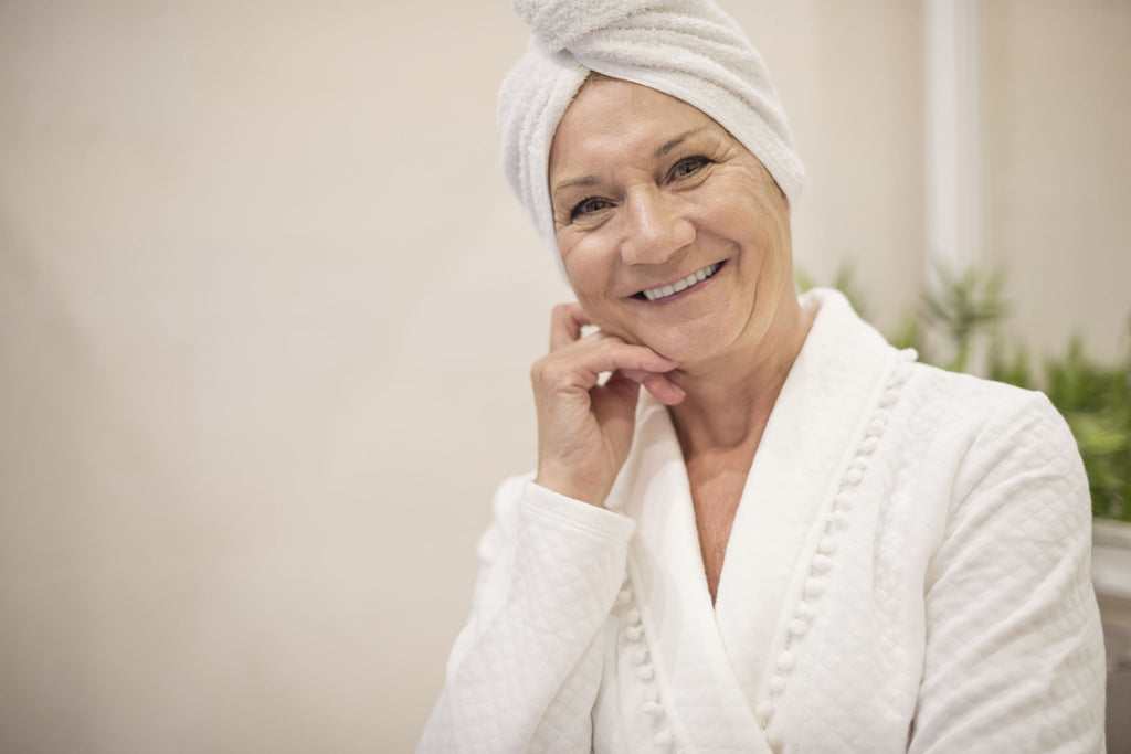 La menopausia y piel no tienen porqué ser una lucha. Con el conocimiento y las herramientas correctas, puedes abrazar esta nueva etapa con confianza y belleza