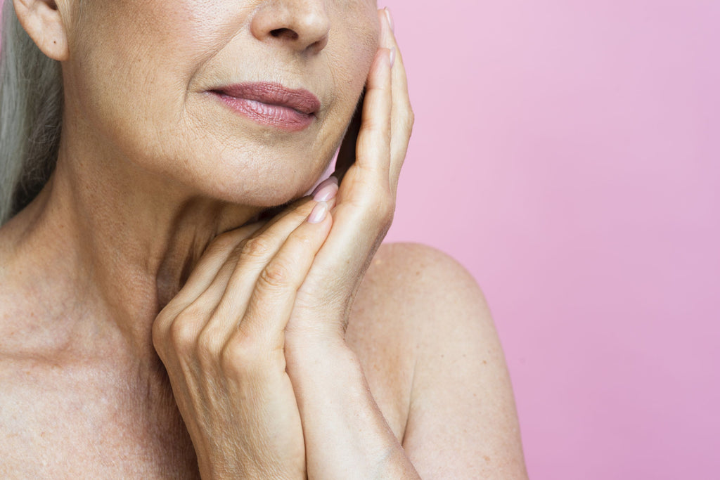 La sequedad es un problema común en la menopausia y piel. Para combatirla, busca productos con ácido hialurónico