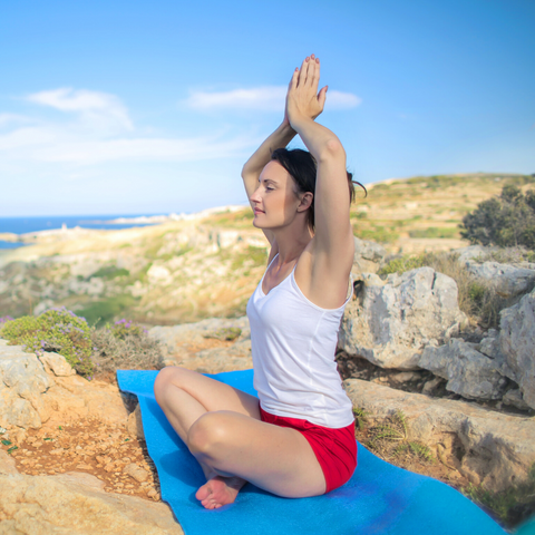 Ragazza che fa yoga all'aperto