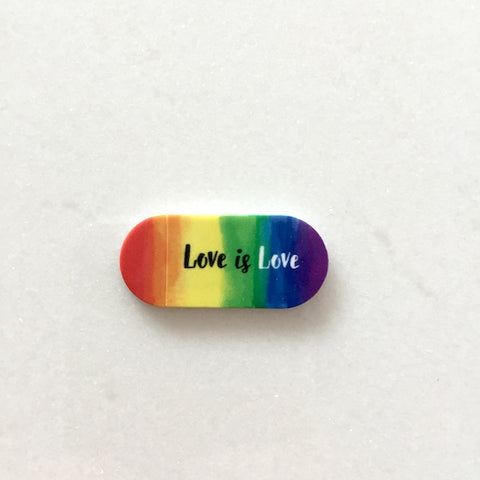 Love is Love yazılı renkli kamera kapatıcısı