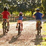 Fietstocht met kinderen tijdens zomervakantie