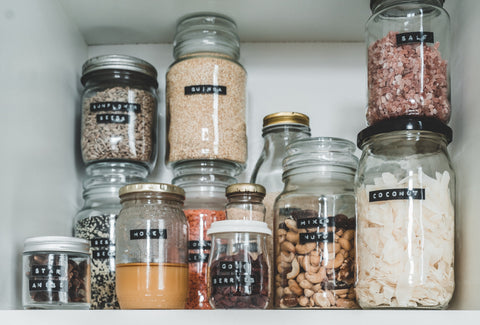 Reusable glass jars in the kitchen for a more sustainable kitchen