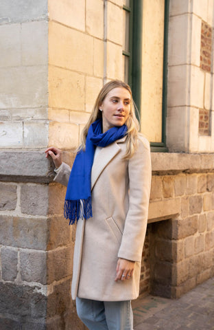 manteau beige echarpe bleu roi