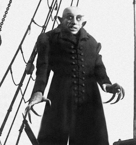 Nosferatu vampier in zwarte lange jas