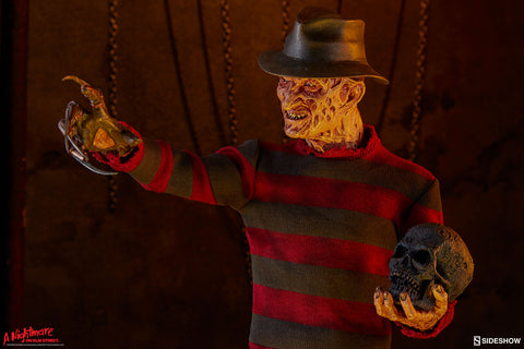 Freddy Krueger med en hårbotten i handen