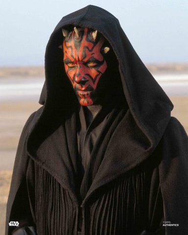 Darth Maul uit Star Wars, staand in zwarte kleren en rood masker 