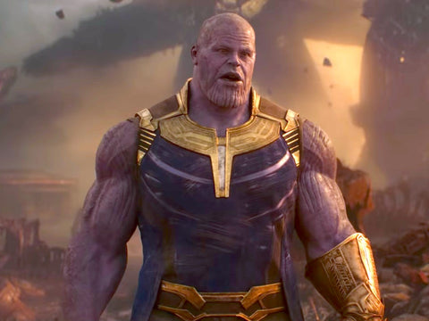 Thanos uit Avengers staat met zijn handen naar beneden 