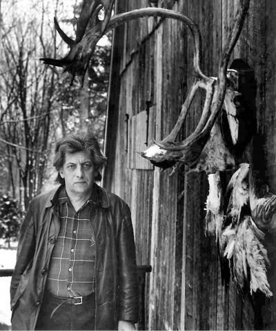 Riopelle à l'atelier de Sainte-Marguerite-du-Lac Masson, 1977. Photo de Basil Zarov, avec la permission de la succession de Basil Zarov.