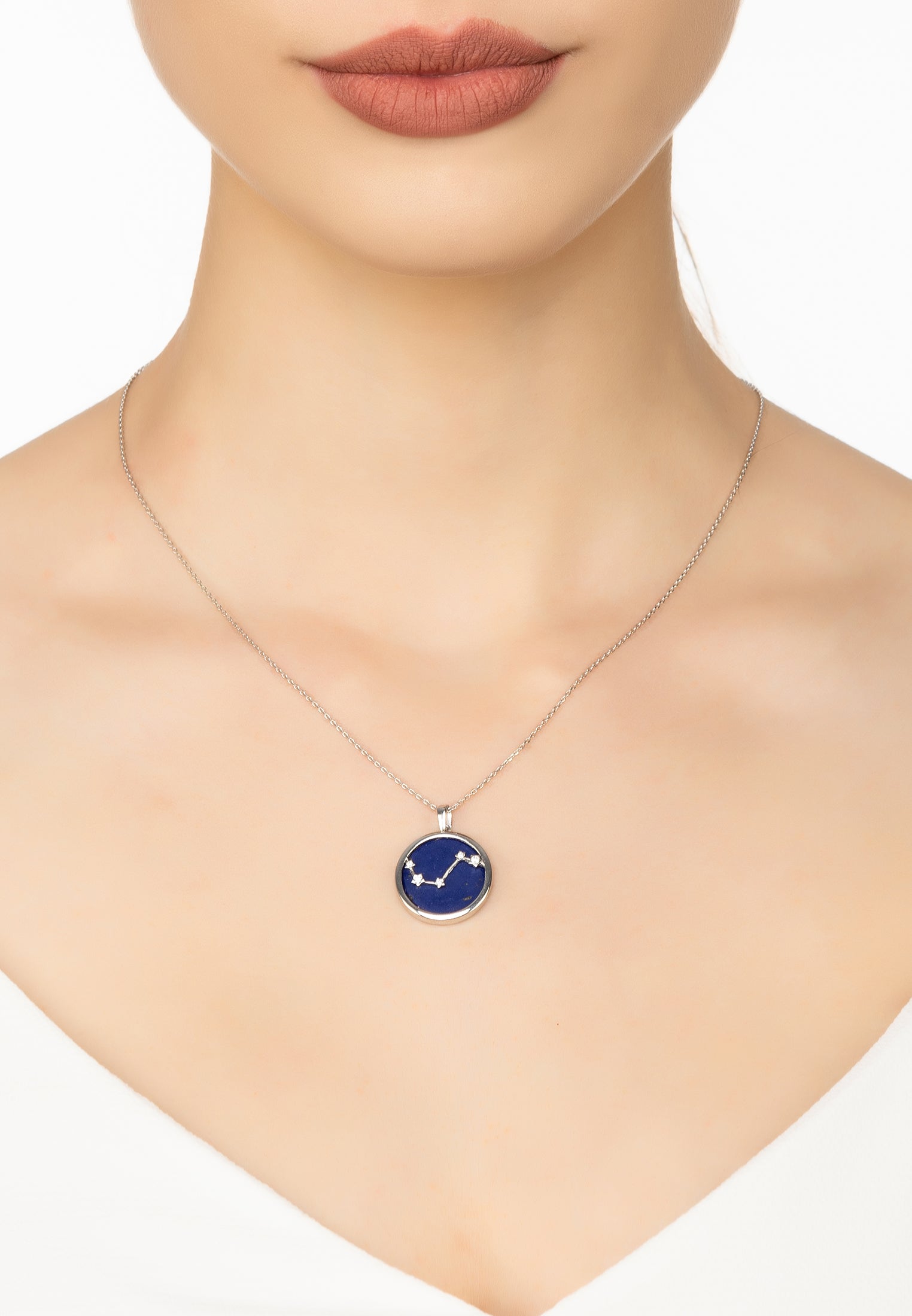 Collar Latelita Lapislázuli Zodiaco Aries en Plata Azul sobre Modelo