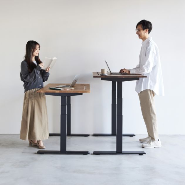 WAAKstandingは、オフィス家具としても採用されています。選ばれる理由は機能やコストパフォーマンスを上回る使い心地の良さ。