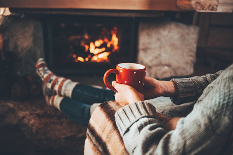 gemütlich vor dem Kamin entspannen mit einer Tasse Tee