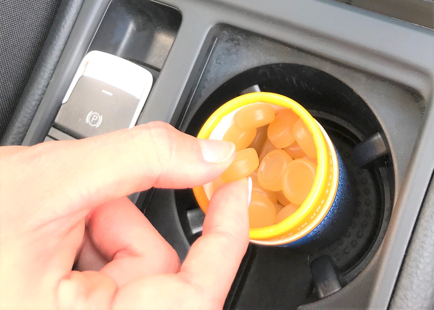 Bitterstern Lutschpastillen Bitterfein unterwegs: Im Cupholder im Auto bestens aufgehoben.