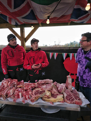 Claudio e Fabio Callegari dietro a un tavolo con i loro tagli di carne pregiata