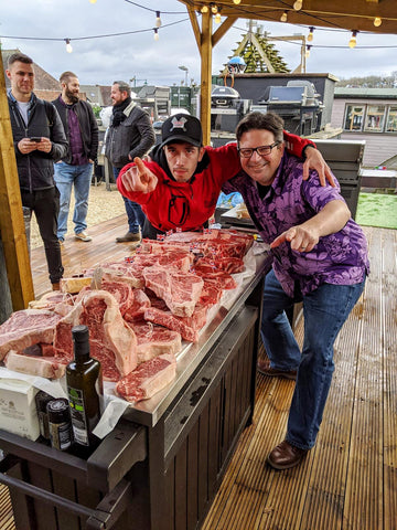 persone attorno a un tavolo pieno di carne al sunshine garden centre