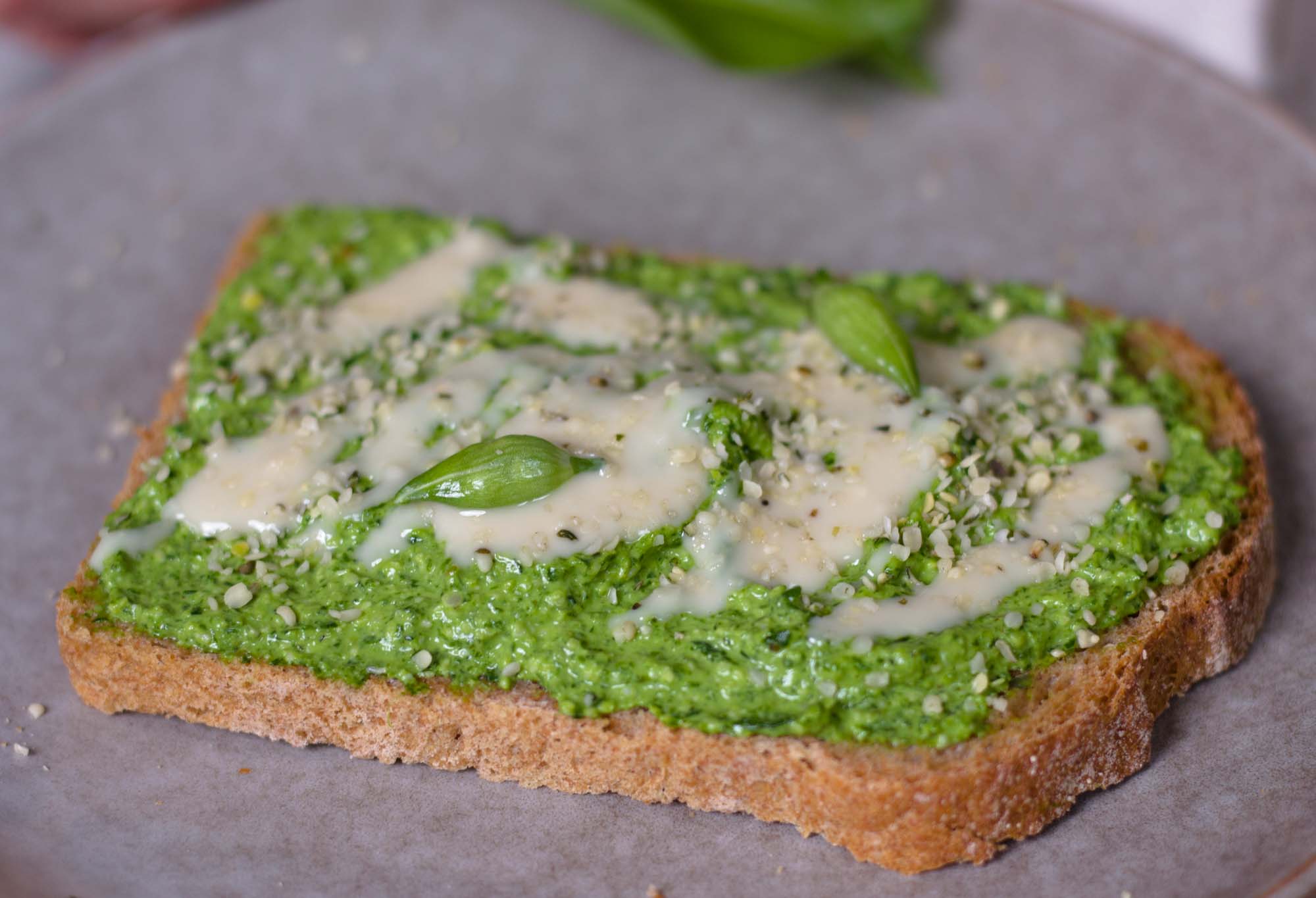 Bärlauch Hanfsamen Pesto Sprossen Pasta Dinkel Suaerteig Brot Mehl