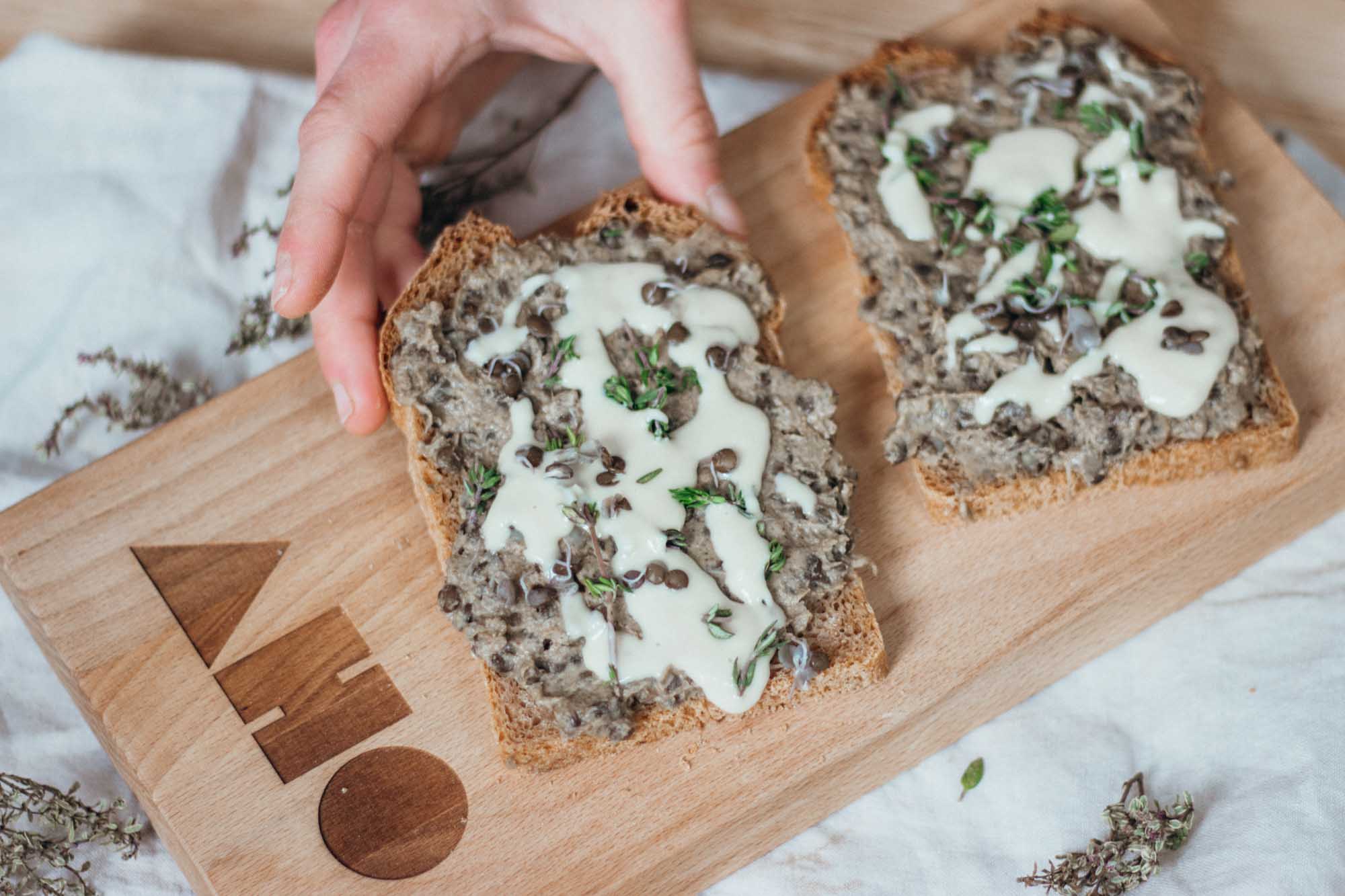 Vollwertiges Veganes Rezept für basischen Belugalinsen Sprossen Leberwurst Brot Aufstrich für fermentiertes Sauerteig Brot Mandelmus Weiß