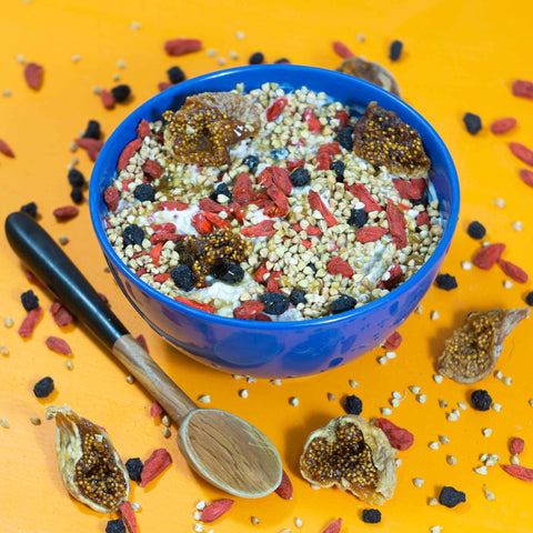 Buchweizen Müsli mit Joghurt, Gojibeeren und Aroniabeeren