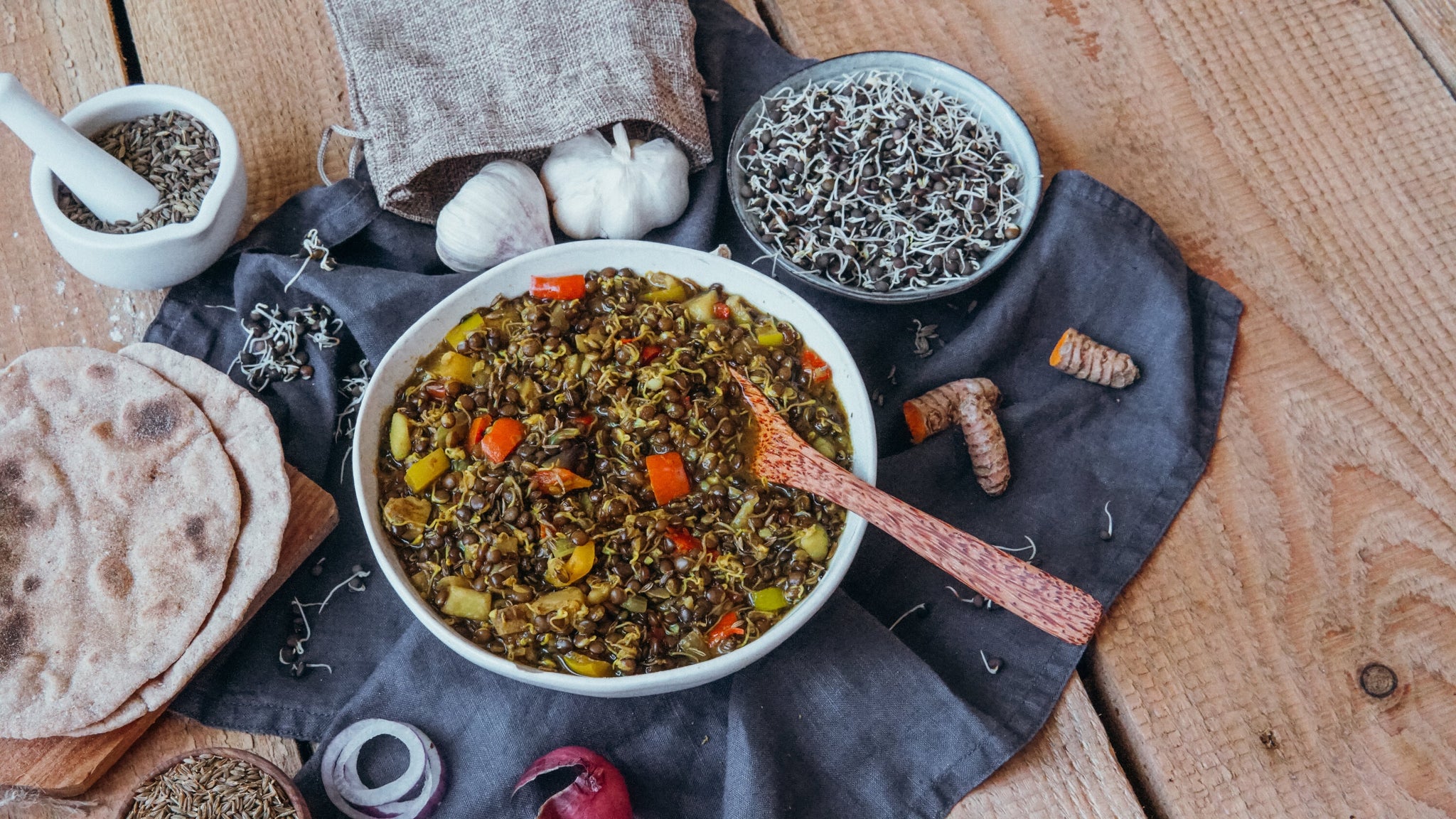 Urdinkelsprossen Chapati und Dal aus gekeimten Belugalinsen