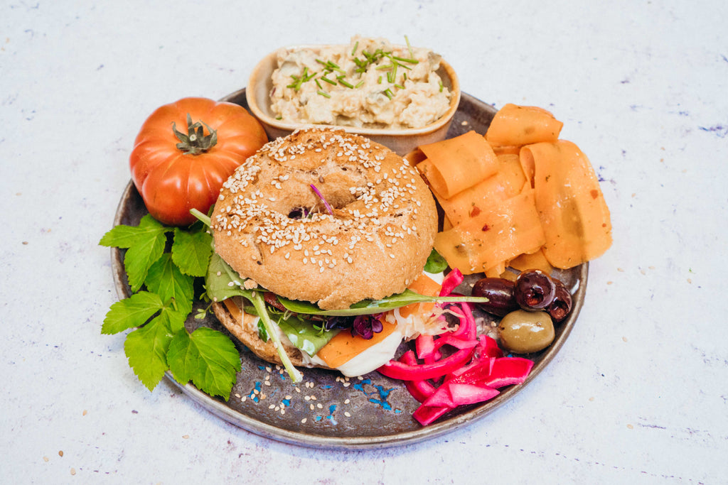 Basischer Bagel aus Sprossen Mehl auf einem lecker angerichteten Teller