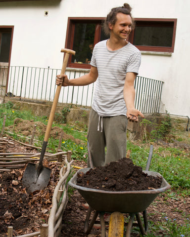 AHO Bio GmbH Baum Gründer Nachhaltigkeit pflanzen Garten einpflanzen Natur 