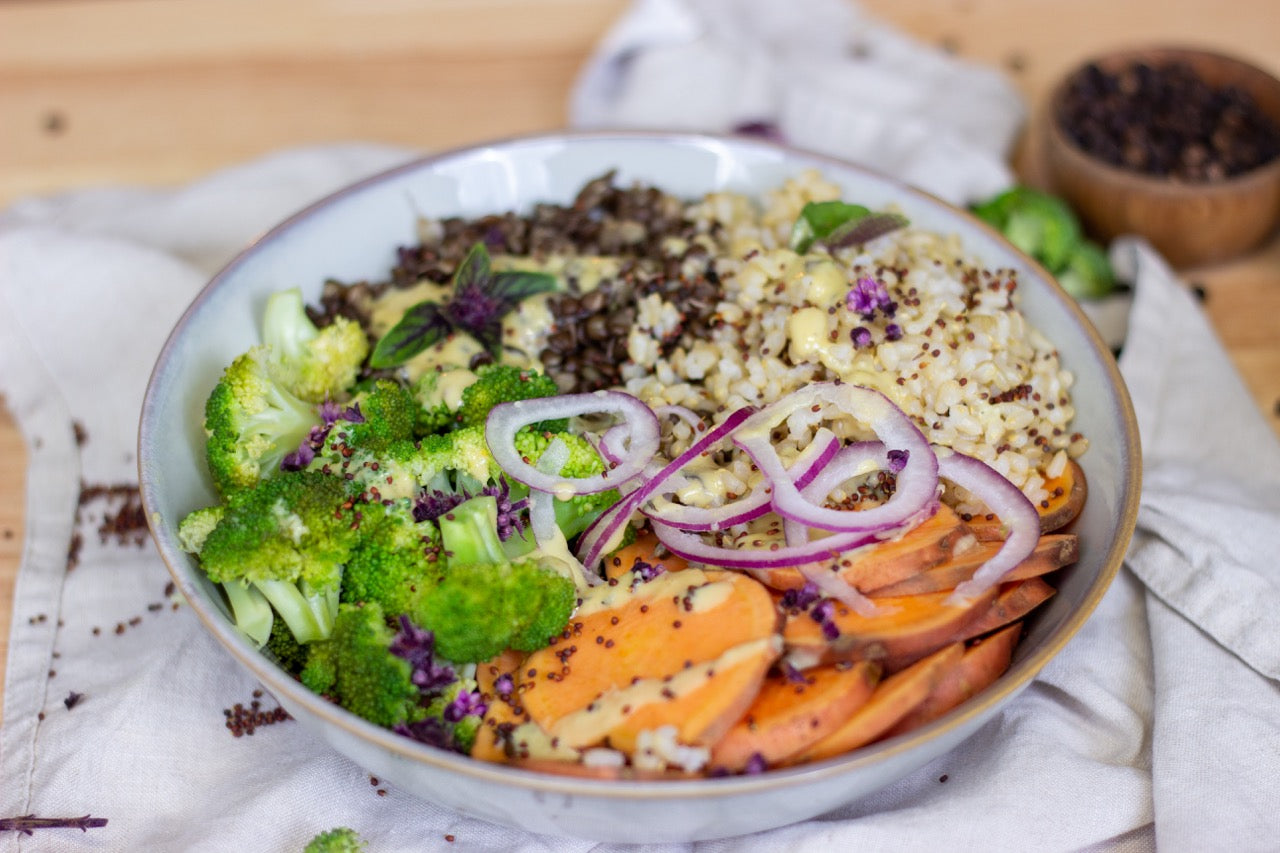 Vegane Linsen Bowl mit Sprossen Reis, Brokkoli, Belugalinsen und Süßkartoffeln