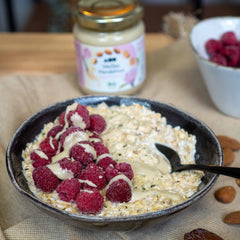 Selbstgemachte Mandelmilch mit gekeimten Haferflocken Hanfsamen und Himbeeren