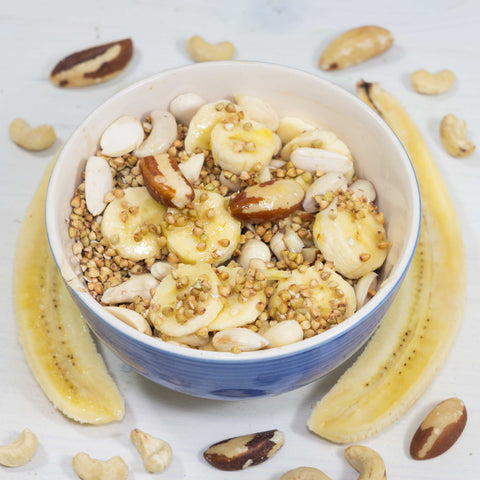 Nuss-Buchweizen-Müsli mit Banane, Paranüssen und Cashews