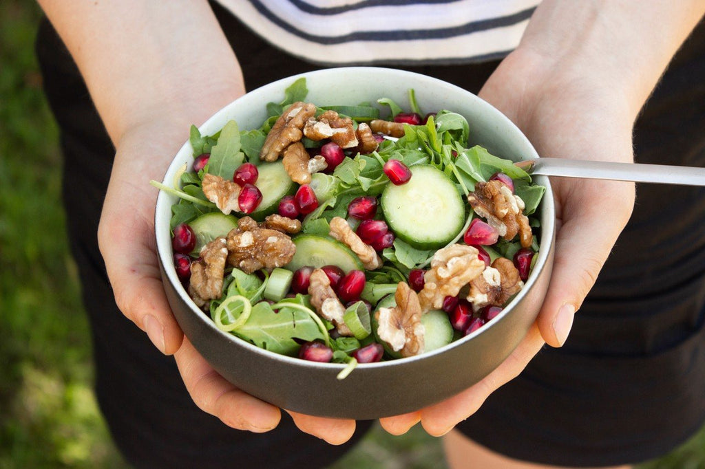 Granatapfel Rucola Salat mit aktivierten Walnüsse