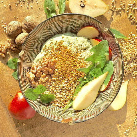 Smoothie Bowl mit Buchweizensprossen, Apfel, Walnüssen, Löwenzahn und Blütenpollen