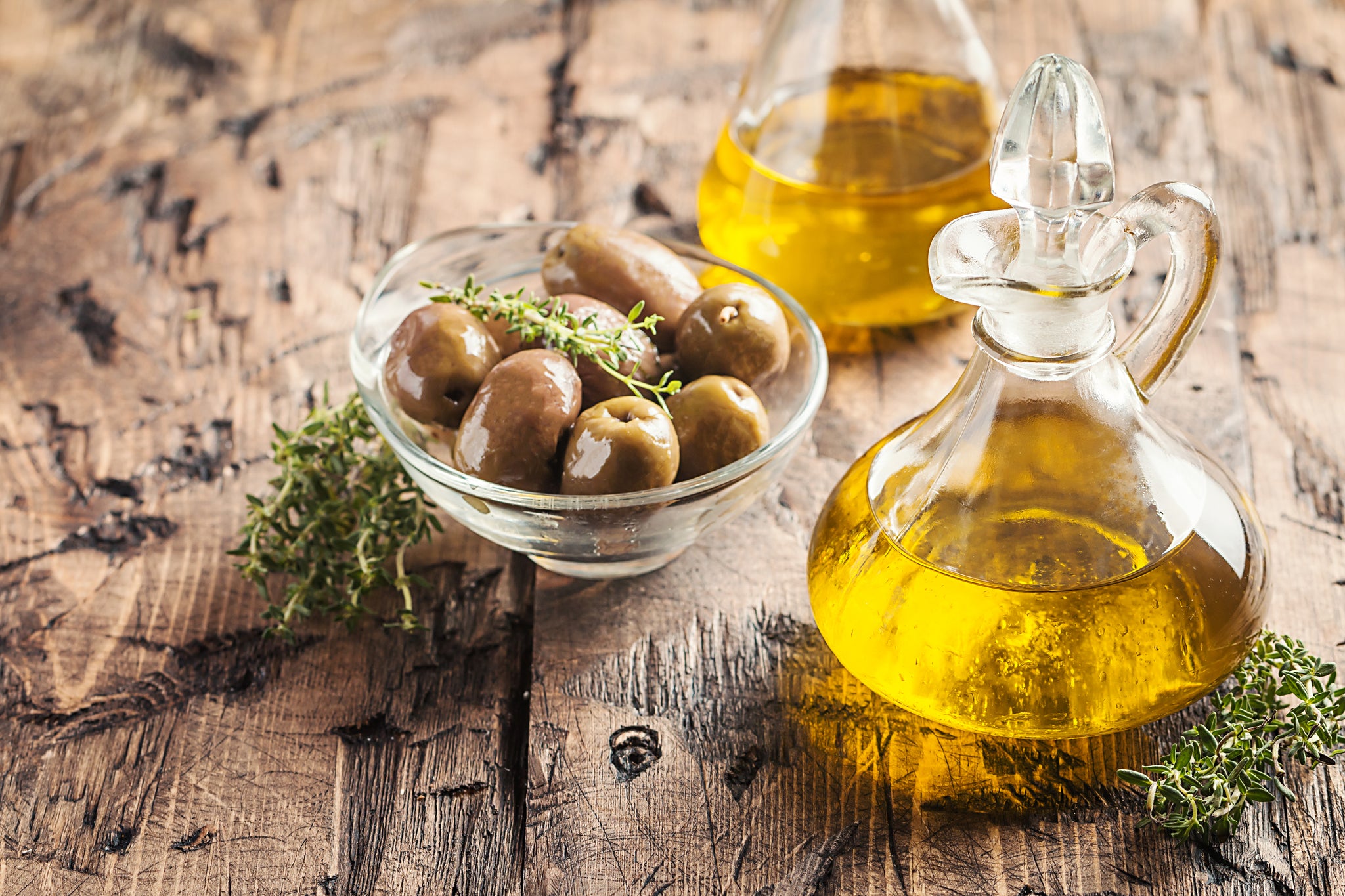 Kaltgepresstes Olivenöl mit Oliven