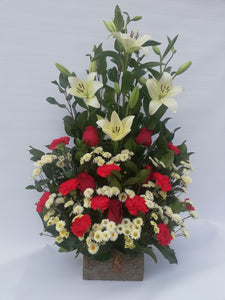 Arreglo mediano flores rojas, blancas y base de madera – Memoriales