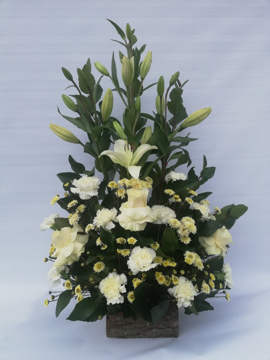 Arreglo de flores de Lilium blanco y base de madera – Memoriales