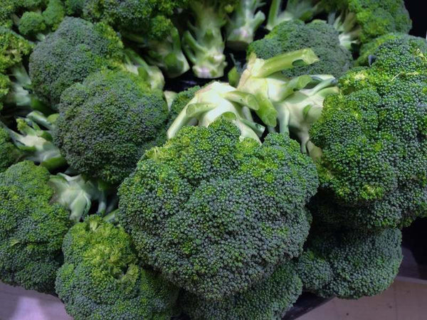 Ce sont des brocolis entassées. Ils sont en gros plan et tous verts. Ce sont des légumes bons pour la santé des chiens.