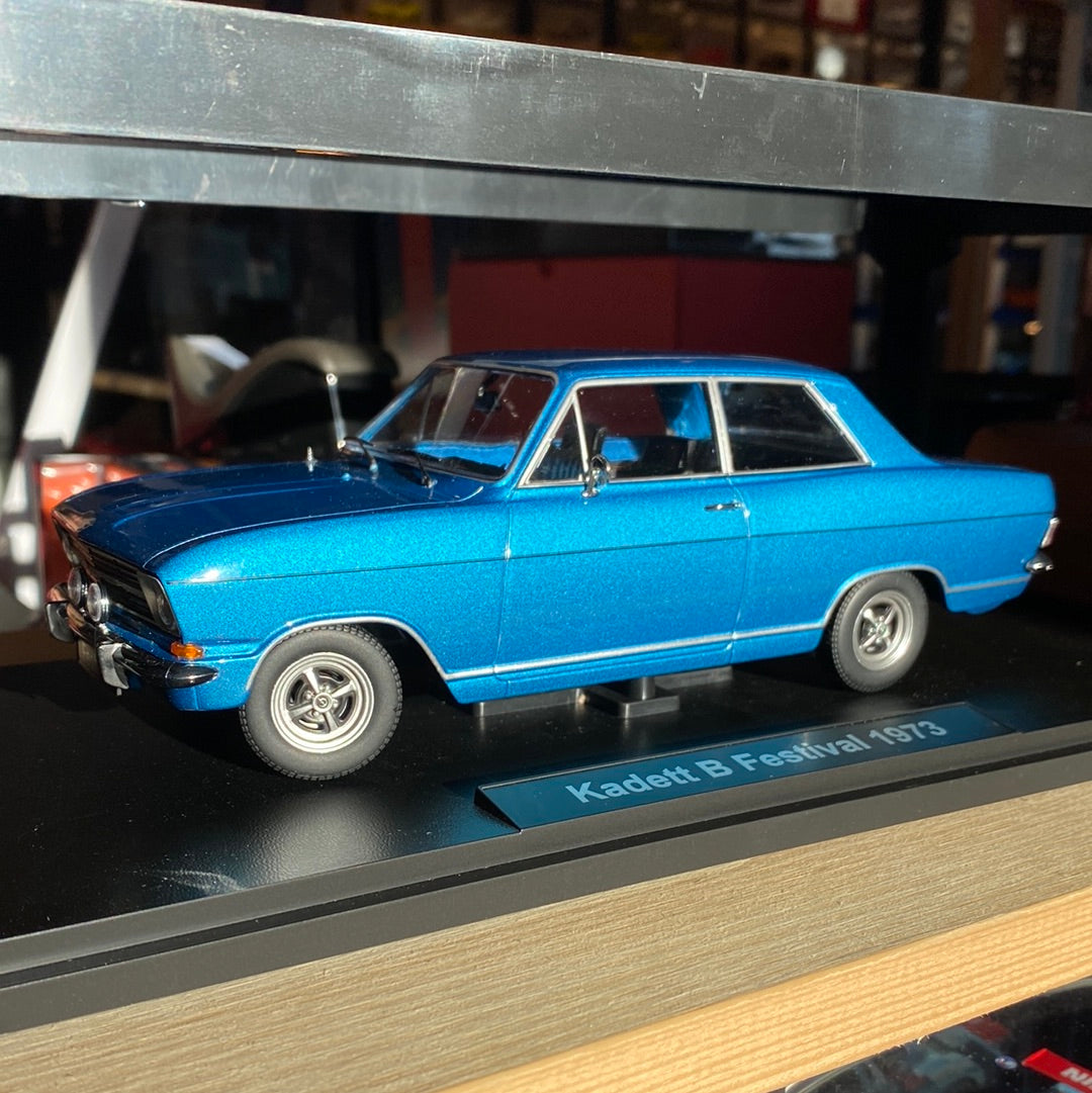 1:18 Opel Kadett B Festival, blåmetallic, KK Scale, lukket model –  