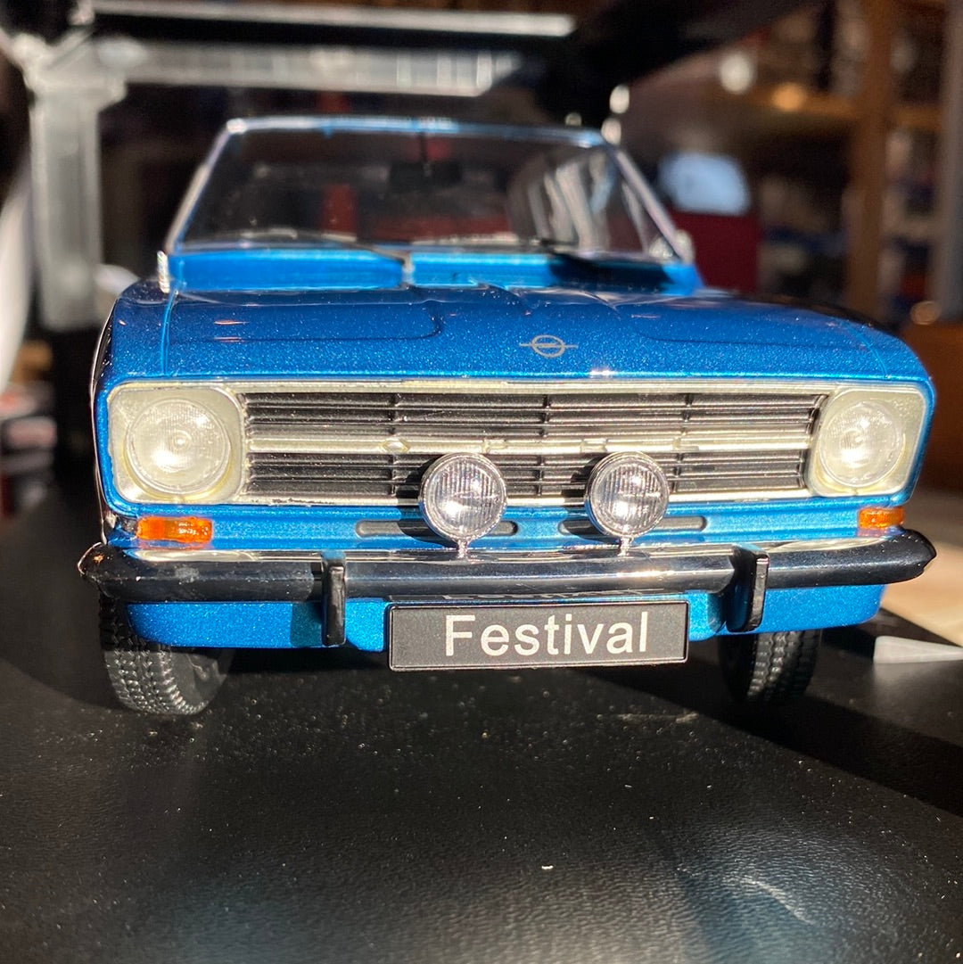1:18 Opel Kadett B Festival, blåmetallic, KK Scale, lukket model –  
