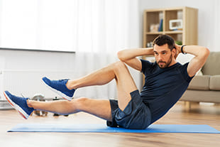 Mann macht Crunches für den Bauch