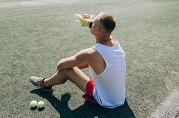 Sportler trinkt Elektrolyte