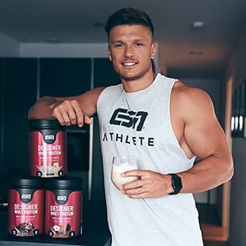 Felix bereitet sich einen Whey Protein Shake zu, ohne danach Sport zu machen.