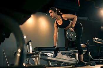 Frau trainiert für Muskelaufbau