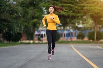Frau bereitet sich auf Halbmarathon vor