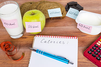 Lebensmittel beschriftet mit Kalorienanzahl