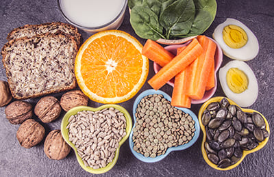 Frauen sollten Lebensmittel mit vielen B-Vitaminen essen.