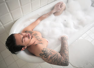 Mann nimmt aufgrund von Muskelkater ein Bad
