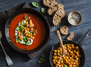 Das Bild zeigt eine Schüssel mit Suppe als Idee fürs Kochen mit Proteinpulver.