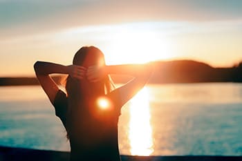 Frau tankt in der Sonne Vitamin D